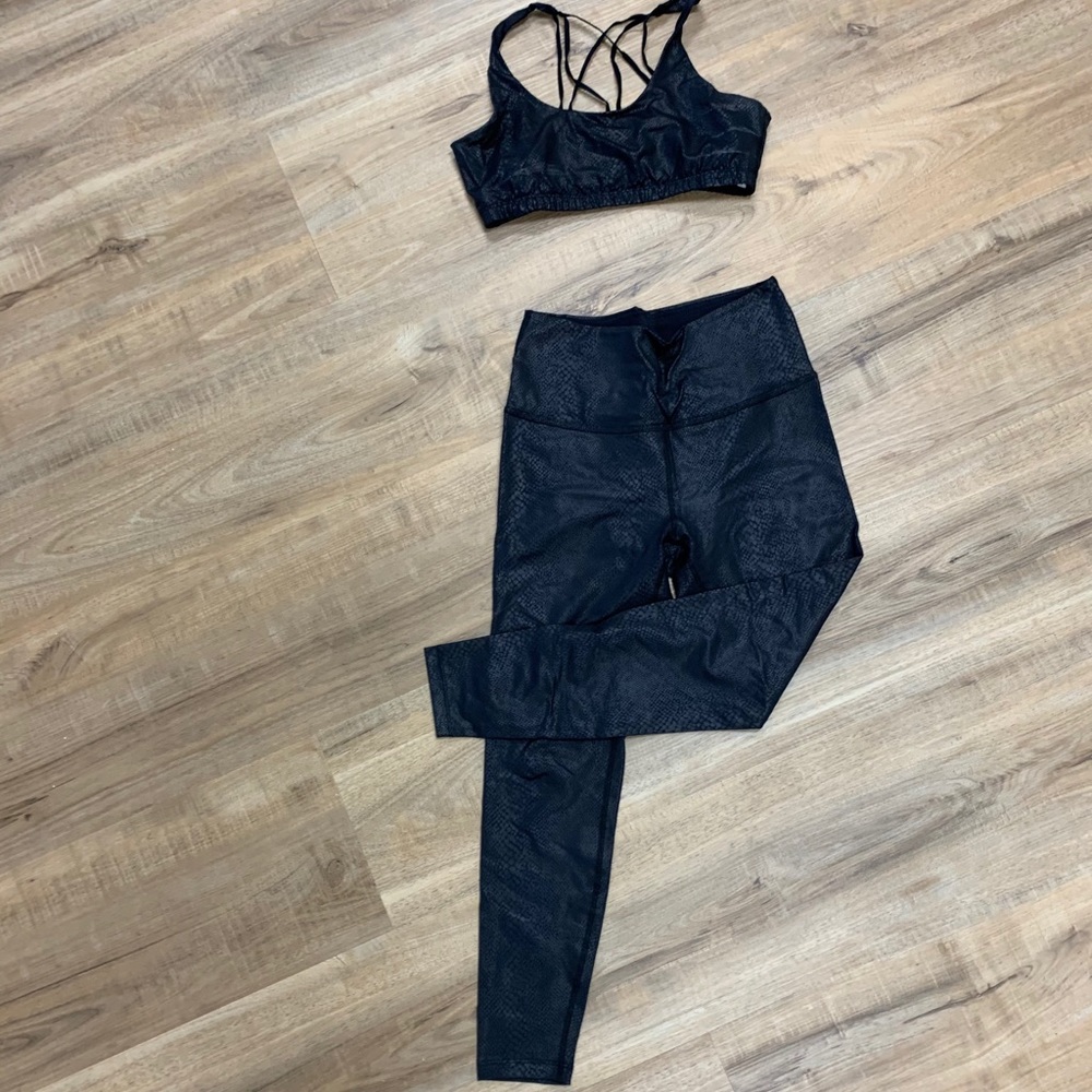 Beyond Yoga Snake Skin Legging and top set. Med.
